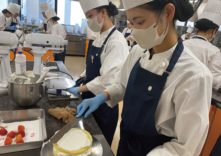 クリームを乗せて広げる