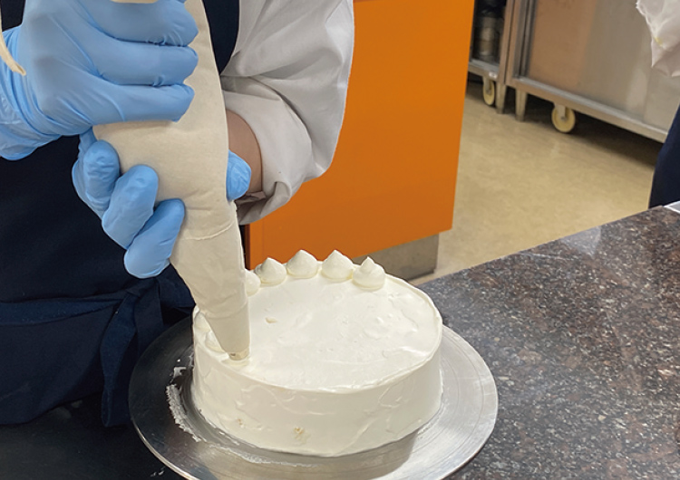 ホールケーキは先に絞りを